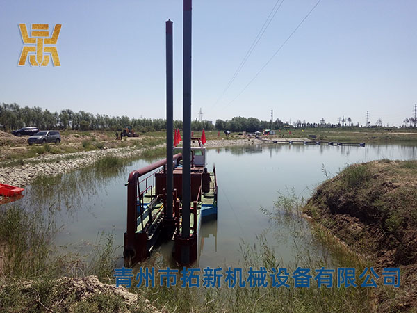 寧夏銀川小型臺車推進(jìn)絞吸式清淤船